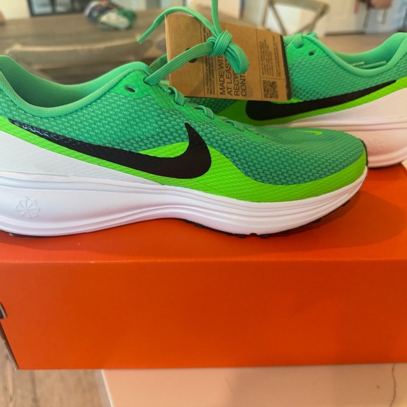 Nike Mens Revolution 8 Green Running Shoes - Lightweight Comfort BNIB!!! - Picture 4 of 10